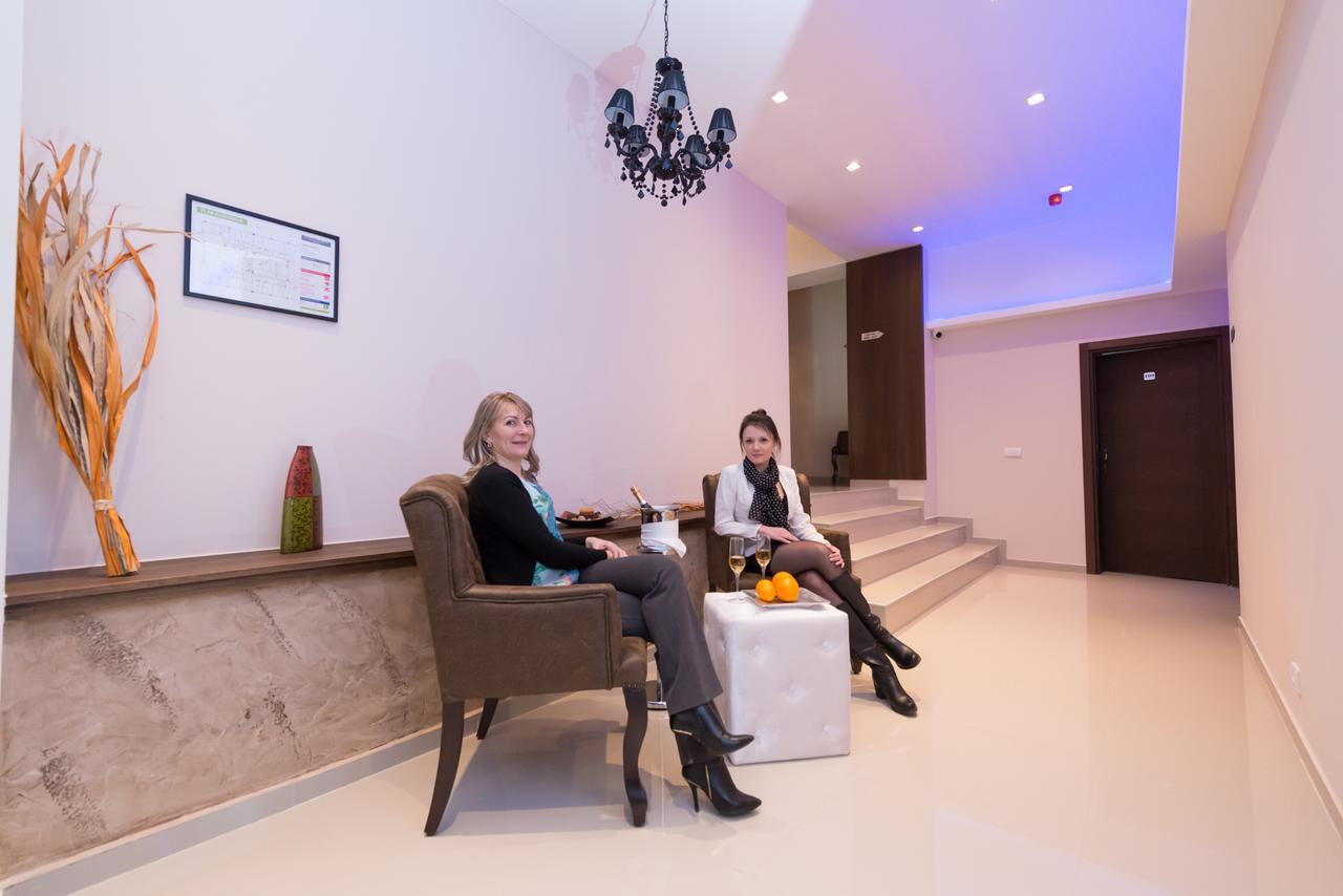 Hotel Crystal Pecinci エクステリア 写真