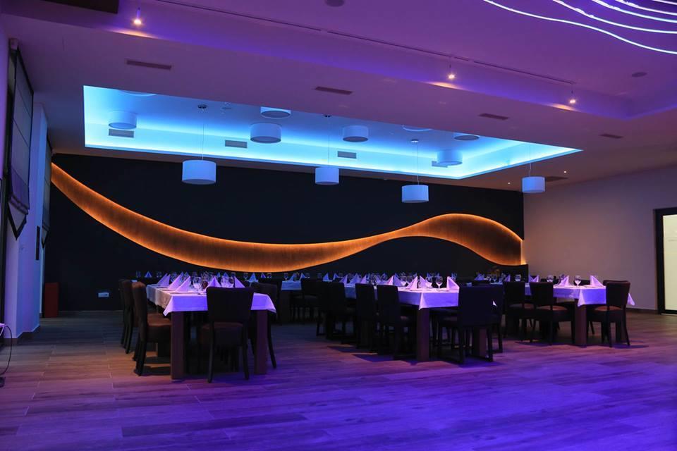 Hotel Crystal Pecinci エクステリア 写真