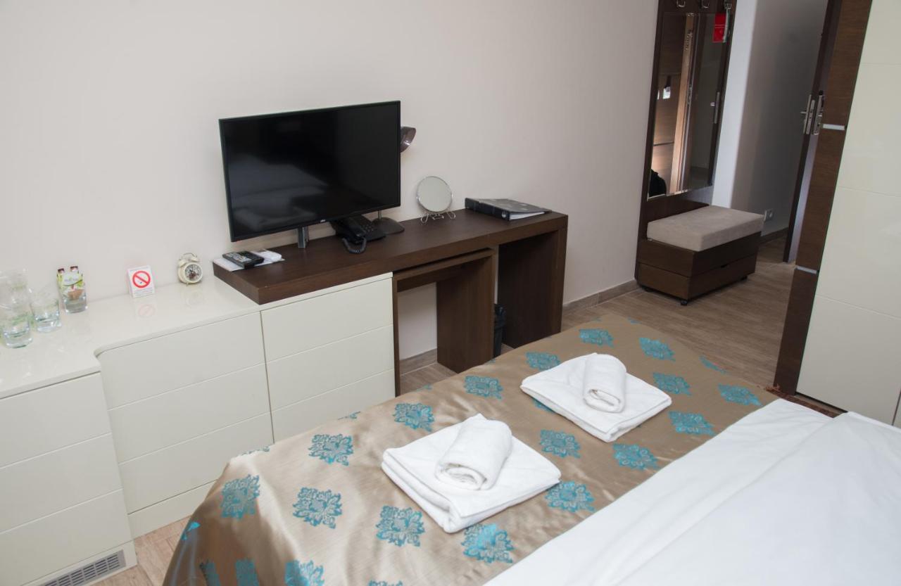 Hotel Crystal Pecinci エクステリア 写真