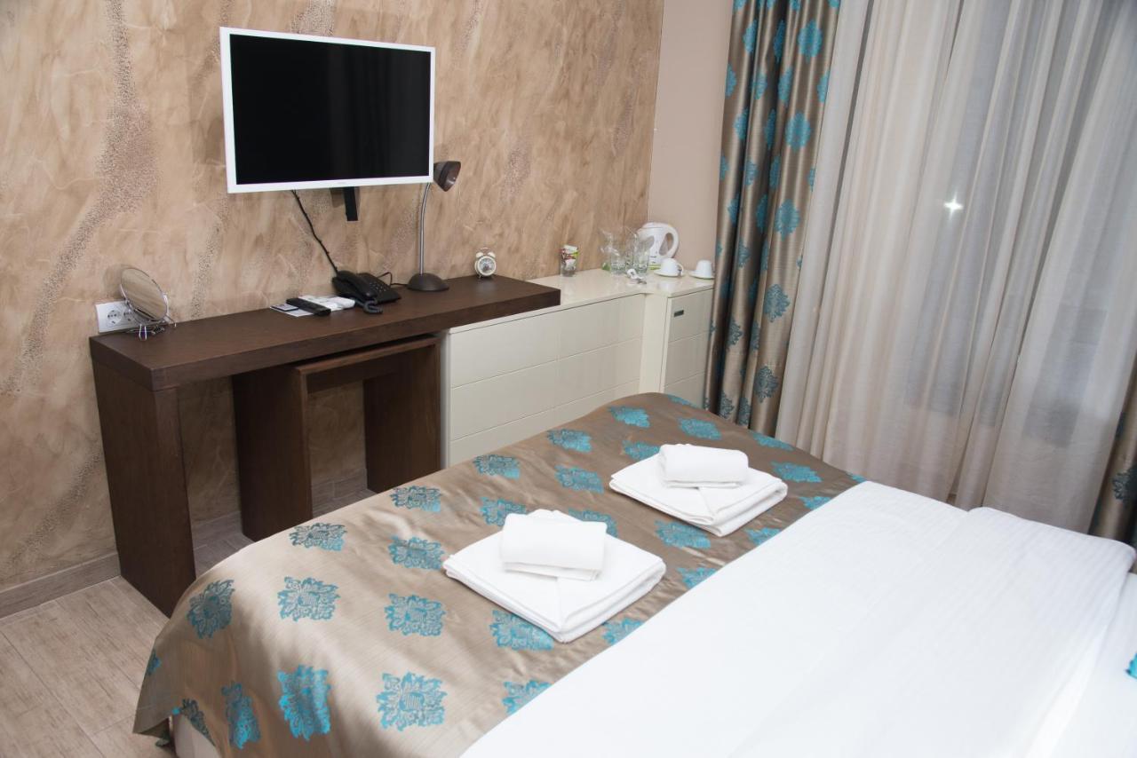 Hotel Crystal Pecinci エクステリア 写真
