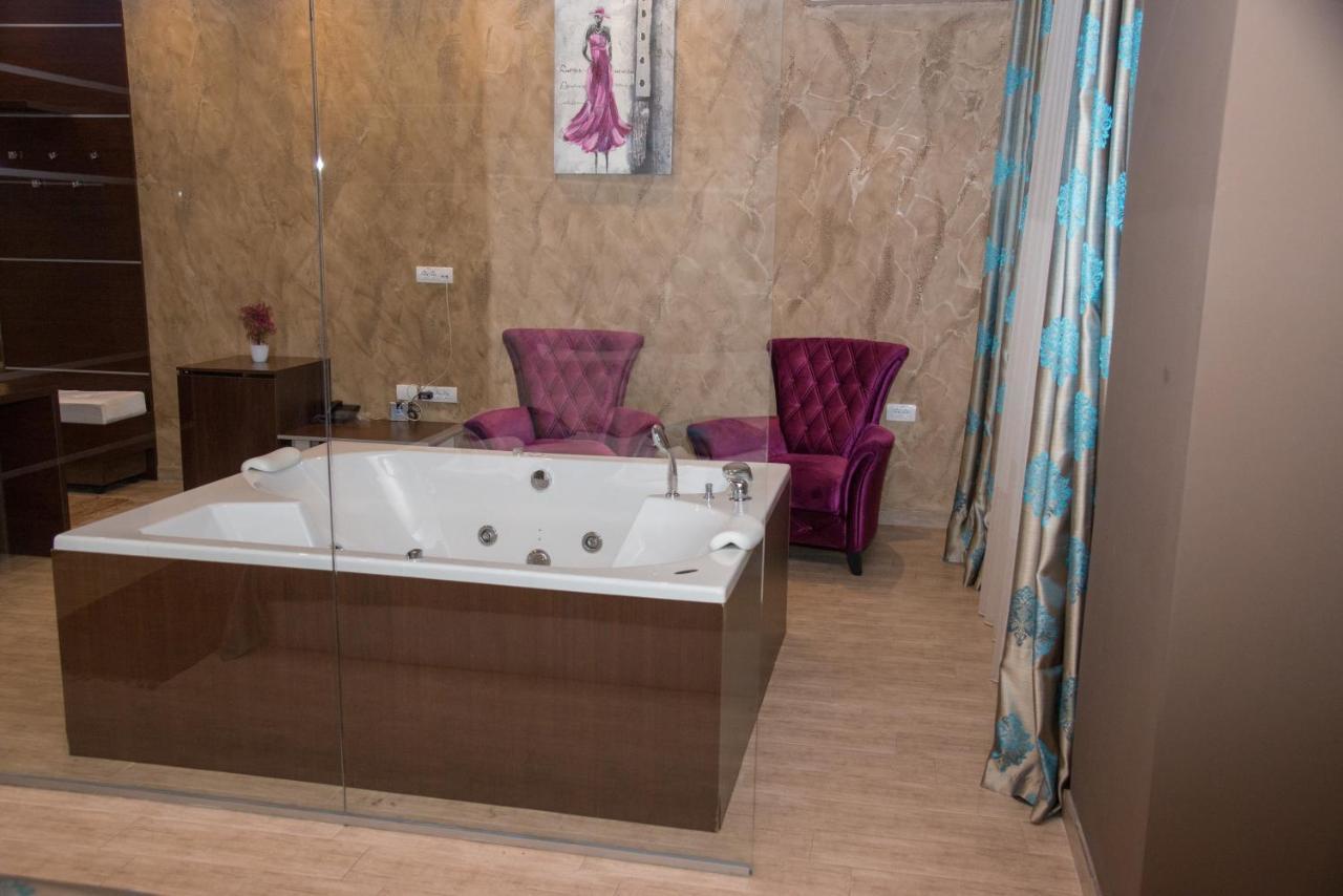 Hotel Crystal Pecinci エクステリア 写真