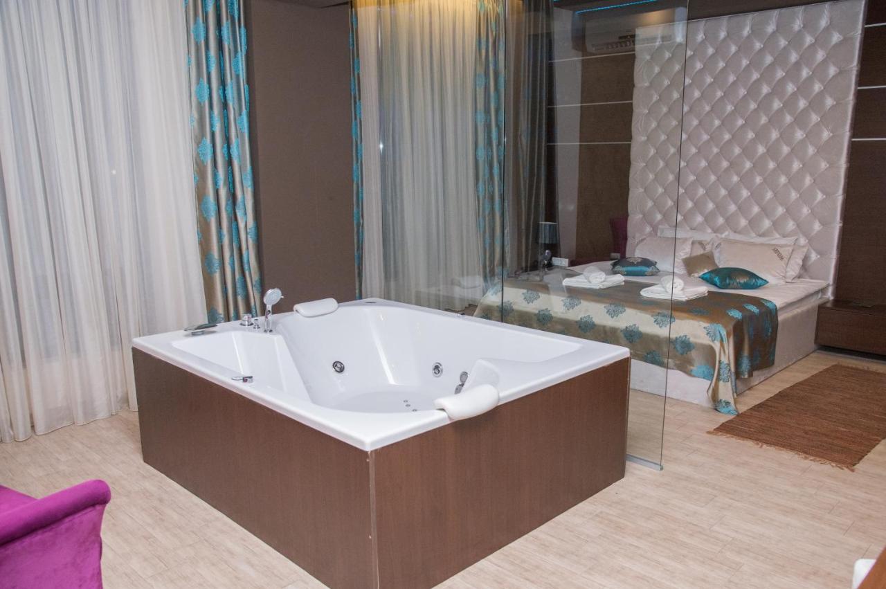 Hotel Crystal Pecinci エクステリア 写真