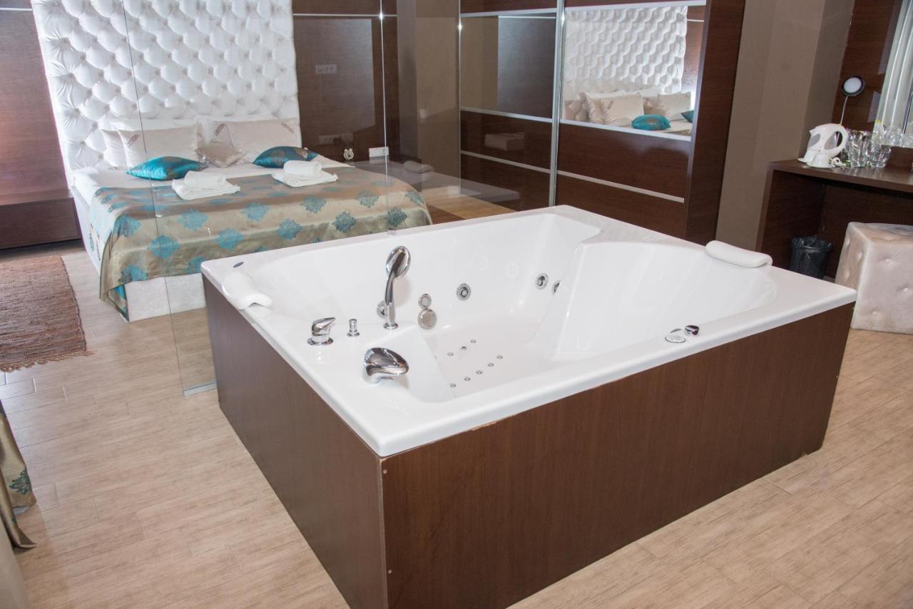 Hotel Crystal Pecinci エクステリア 写真