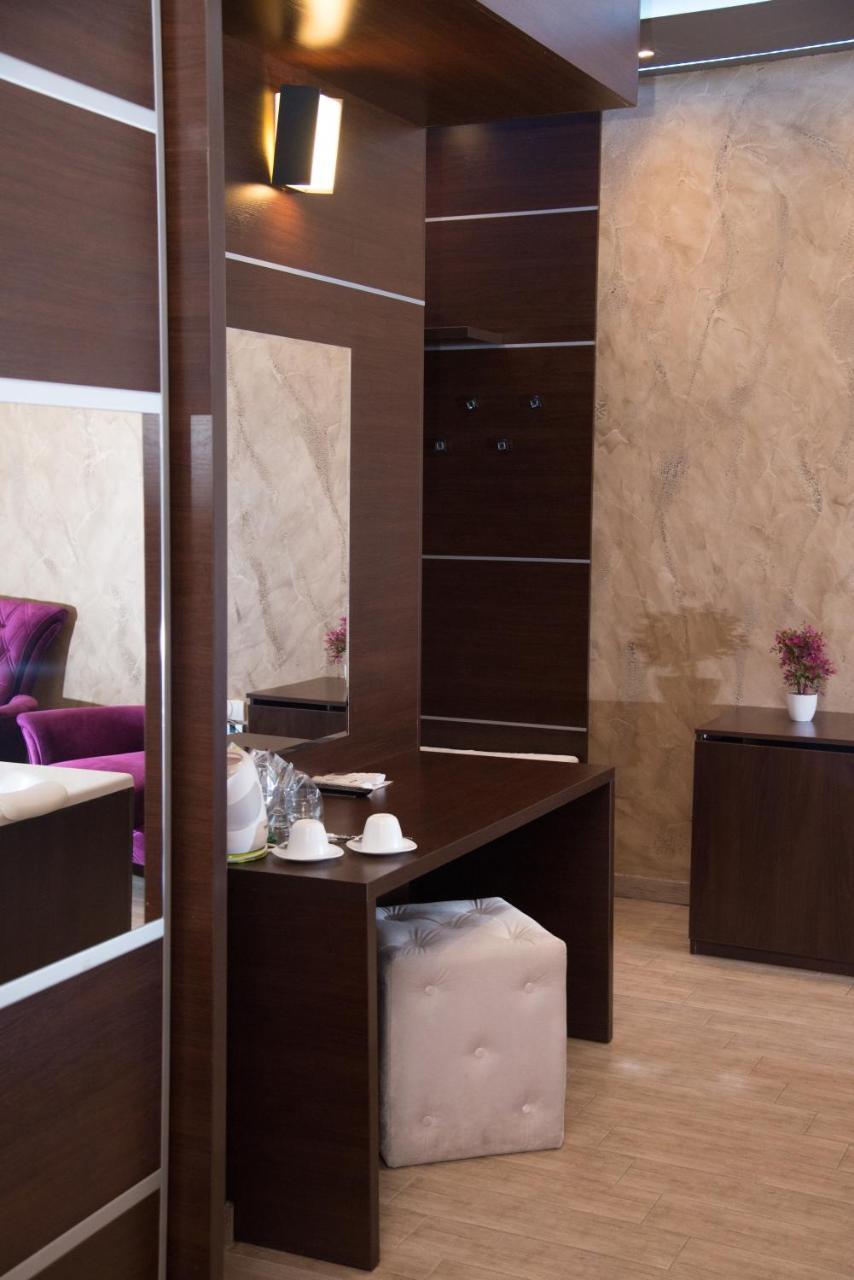 Hotel Crystal Pecinci エクステリア 写真